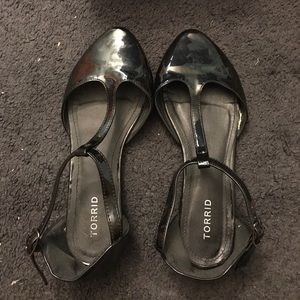 Adorable T-strap flatts.